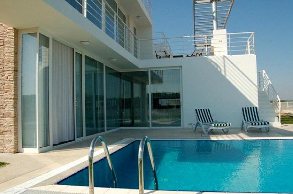 Real estate in Novron Feronia Villalari — look at the real estate search engine GEOLN.COM. Photo 1