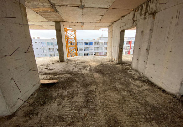 Czarna ramka obok morza