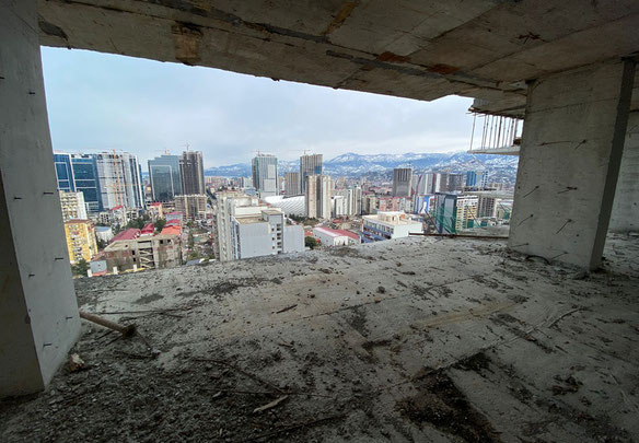 შავი კარკასი ზღვის გვერდით