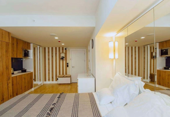 带设计师装修和内置设备的工作室