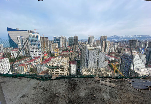 შავი კარკასი ზღვის გვერდით