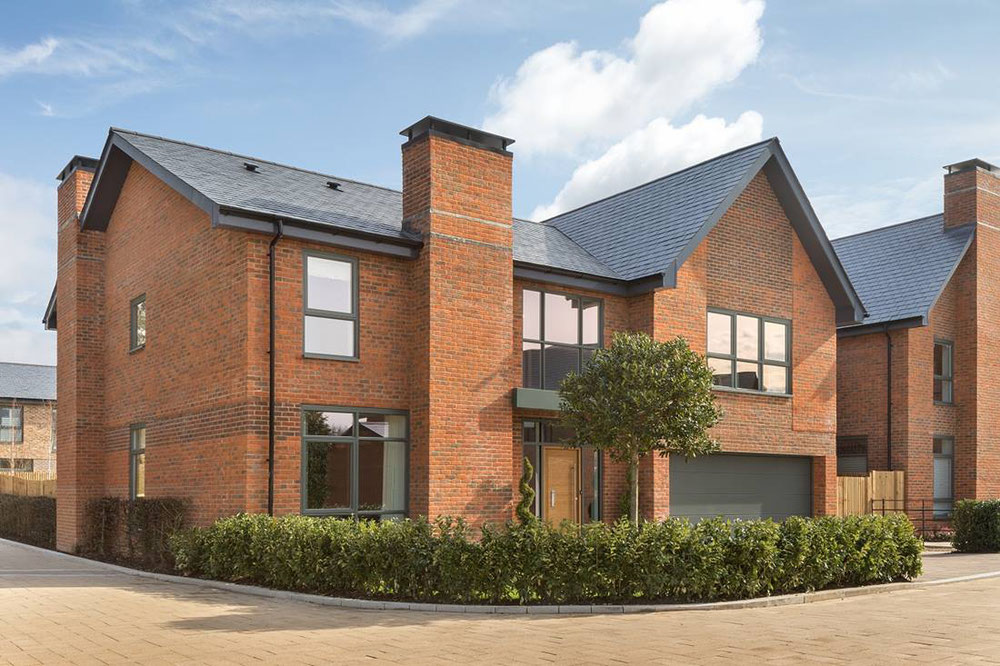 房地产在 Upper Longcross — look at the real estate search engine GEOLN.COM. 照片 1