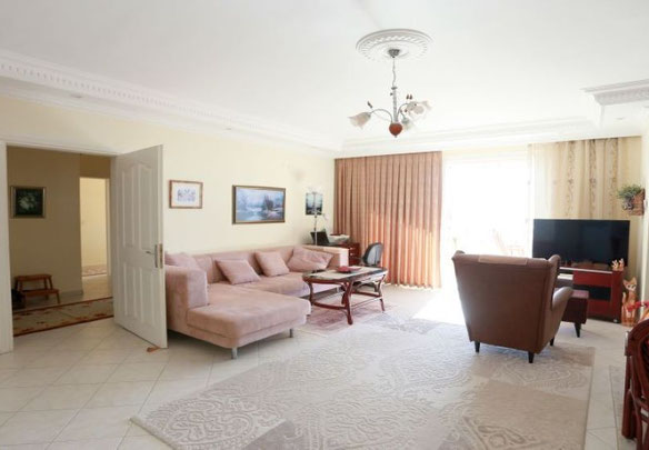 W centrum miasta, w rejonie Tosmur na terenie chronionym kompleksu