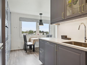 Moderne 3-Zimmer-Eckwohnung im beliebten Tyholt. Gute Sonnen- und Aussichtsmöglichkeiten. Parkmöglichkeiten. Küche von 2019. — Immobilien-Suchservice von Bauträgern und Eigentümern GEOLN.COM. Foto 5