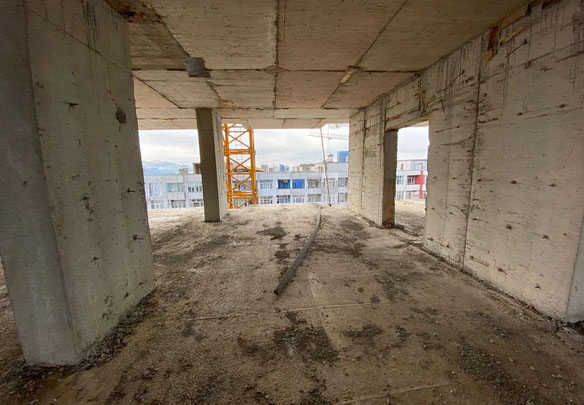 Czarna ramka obok morza