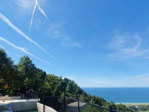 位于 Akhalsopeli 的房子，享有山脉的美丽景色。白色框架 — 来自开发商和业主的房地产搜索引擎 GEOLN.COM. 照片 9