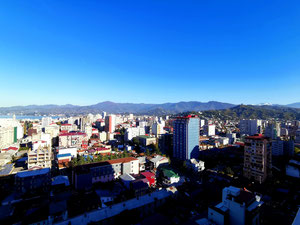 公寓位于巴统市中心，享有大海和山脉全景 — 来自开发商和业主的房地产搜索引擎 GEOLN.COM. 照片 2