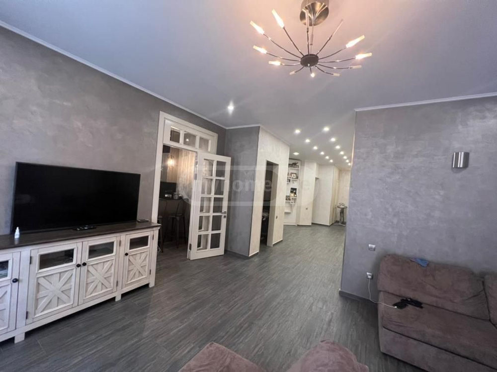 Простора квартира в центрі Батумі з повним ремонтом та меблями — Пошуковик нерухомості від забудовників і власників GEOLN.COM. Фото 1