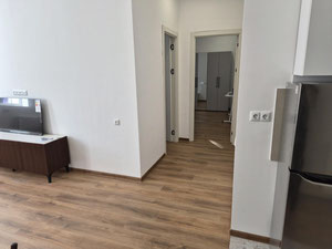 新装修、设施齐全的一居室公寓，配备了新家具和家电。位于一楼。总面积为42平方米。 — 来自开发商和业主的房地产搜索引擎 GEOLN.COM. 照片 5