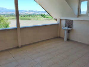 A 400 m de la carretera Pamukkale – Villa independiente de 3 plantas 6+1 – ¡Adecuada para familias numerosas y como inversión! — Encuentre propiedades fuera del plan o reventa de bienes inmuebles directamente de desarrolladores y propietarios GEOLN.COM. Foto 25