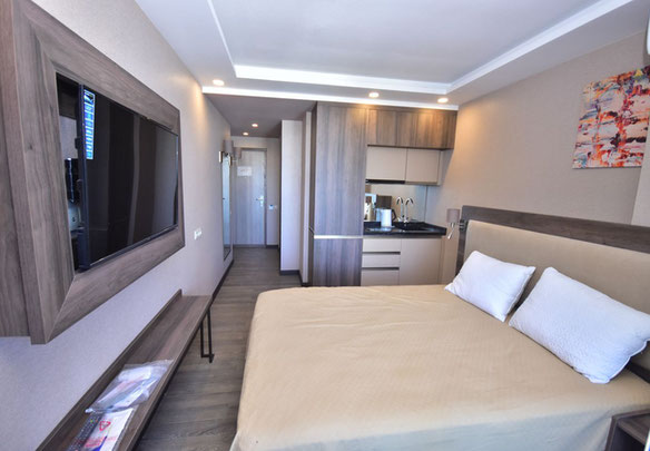 Продается 1-комнатная квартира с видом на море.