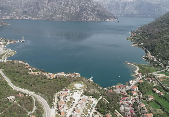 Земля біля моря Чорногорії