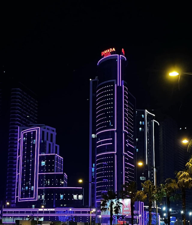 出售距离海滩和“歌唱喷泉”300米的公寓，位于巴图米的住宅综合体“Dar Tower” — 来自开发商和业主的房地产搜索引擎 GEOLN.COM. 照片 1